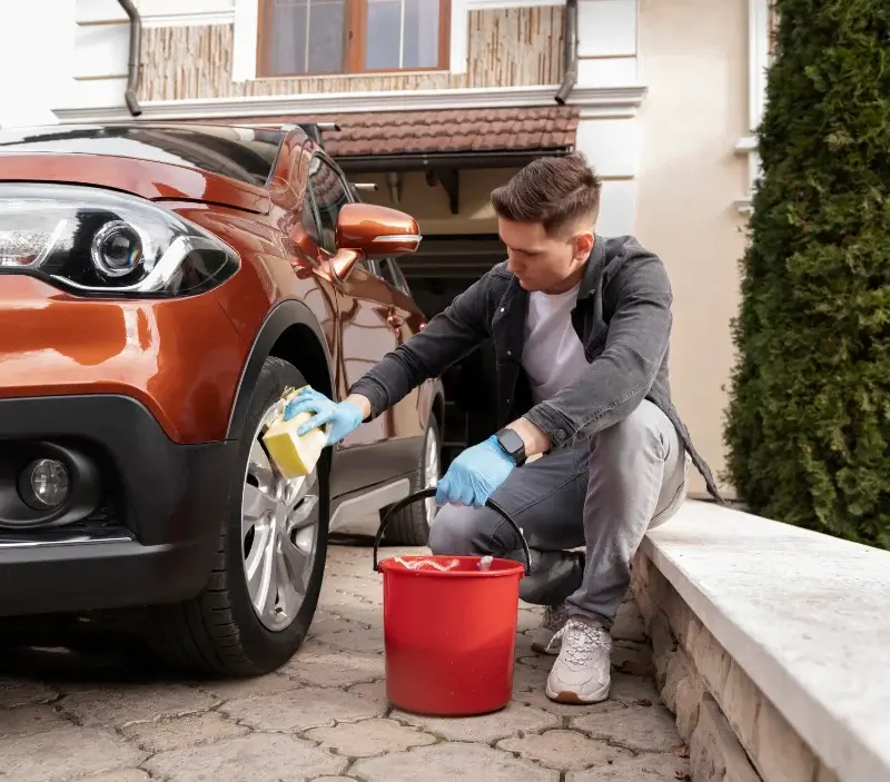 Lavage auto à domicile Saint-Martin-de-Mailloc : professionnel intervenant sur un véhicule